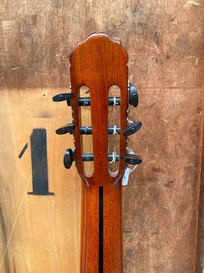 null Guitare classique faite par Richard CARO, luthier à Bordeaux en 1986

Diapason...