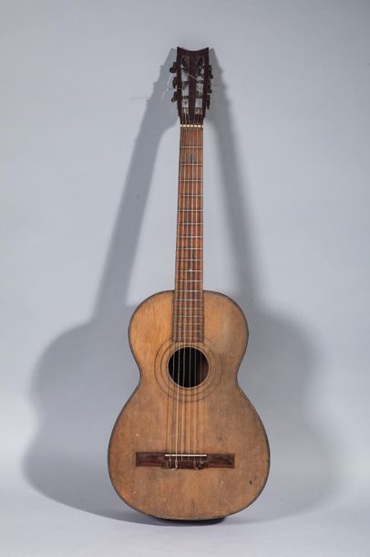 null Guitare faite en Espagne pour le marché anglais vers 1900

Caisse et touche...
