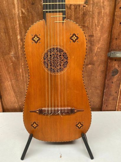 null 7-chorus Vihuela guitar by Fernando VERA made in Madrid in the 1968 vintage

Cedar...