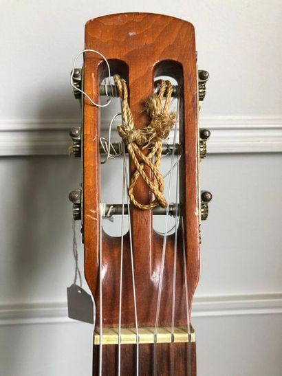 null Guitare allemande dans le style de Weissberger, vers 1950

Caisse et manche...