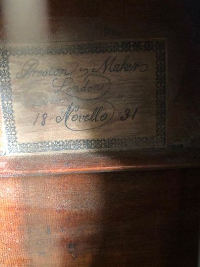 null Guitare anglaise faite en 1831 portant l'étiquette ""Preston Novelo""

Caisse...