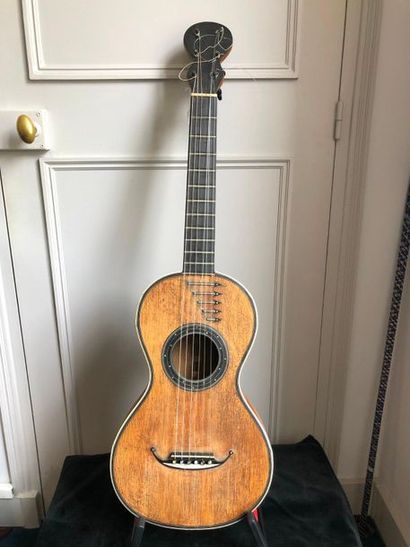 null Guitare faite à Mirecourt vers 1830 par Mauchand frères dont elle porte la marque...