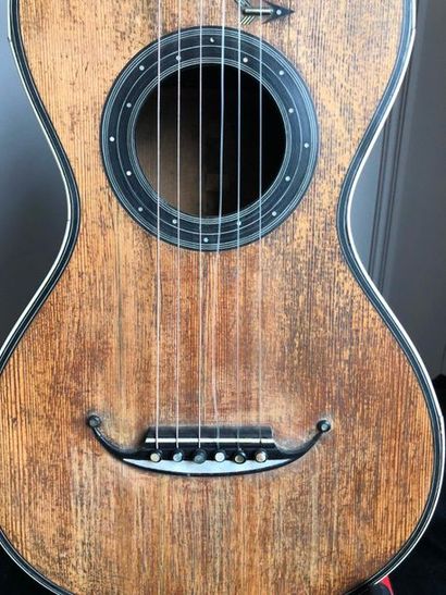 null Guitare faite à Mirecourt vers 1830 par Mauchand frères dont elle porte la marque...