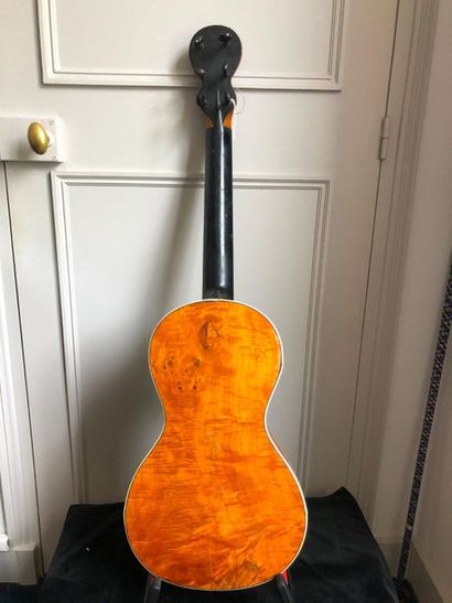 null Guitare faite à Mirecourt vers 1830 par Mauchand frères dont elle porte la marque...