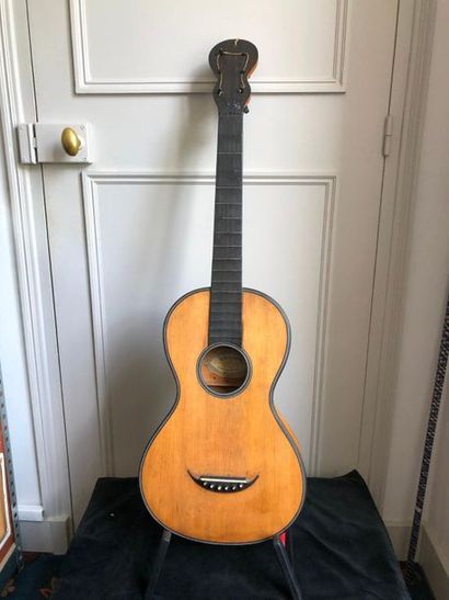 null Guitare Mirecourt 1830 par Soriot dont elle porte l'étiquette
Erable moucheté,...