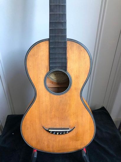 null Guitare Mirecourt 1830 par Soriot dont elle porte l'étiquette
Erable moucheté,...
