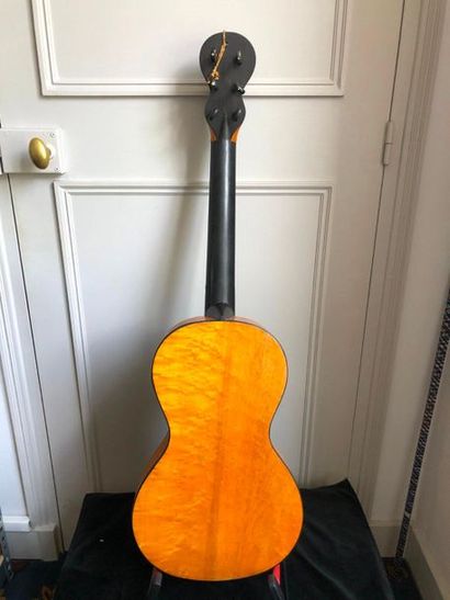 null Guitare Mirecourt 1830 par Soriot dont elle porte l'étiquette
Erable moucheté,...