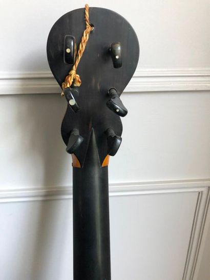 null Guitare Mirecourt 1830 par Soriot dont elle porte l'étiquette
Erable moucheté,...