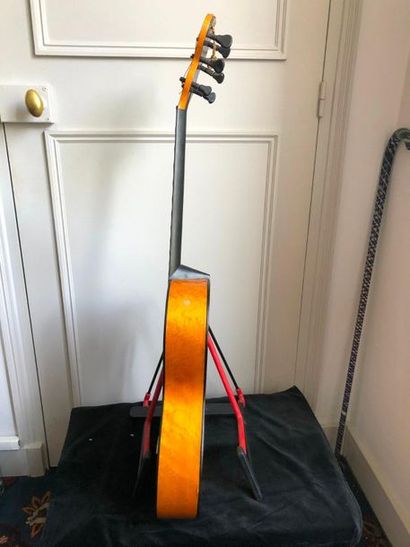 null Guitare Mirecourt 1830 par Soriot dont elle porte l'étiquette
Erable moucheté,...