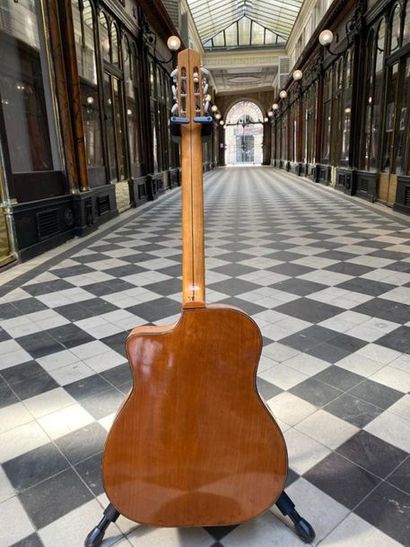 null Anonymous jazz guitar with a label " VANDOREN 56 rue Lepic, PARIS 18ème ". Paris,...