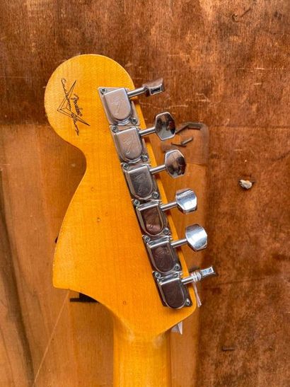 null Guitare électrique solidbody de marque FENDER Custom shop modèle68 Stratocaster...