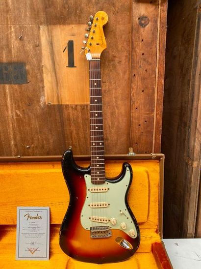 null Guitare électrique solidbody de marque FENDER Custom shop modèle 1960 Stratocaster...