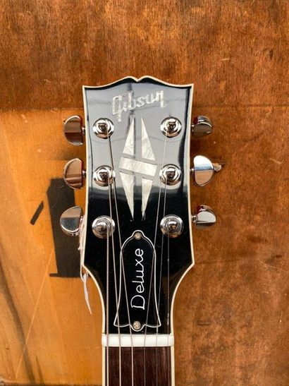 null Guitare électrique solidbody de marque Gibson Custom, modèle SG Deluxe de 2013

N°...