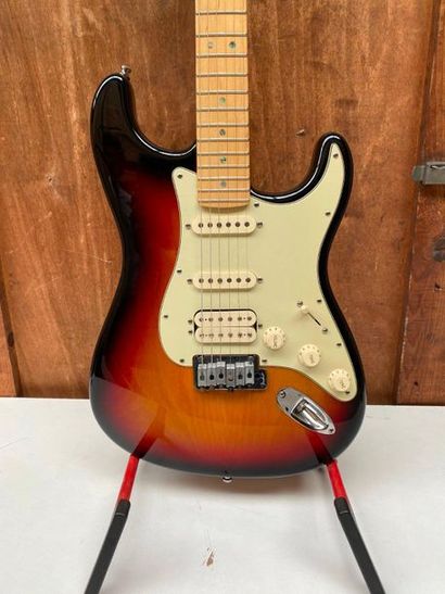 null Guitare électrique solidbody de marque Fender modèle Stratocaster HSS, série...