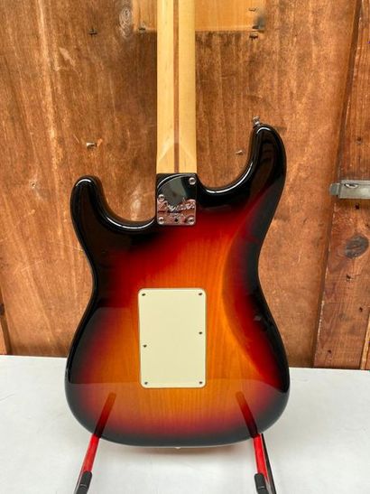 null Guitare électrique solidbody de marque Fender modèle Stratocaster HSS, série...