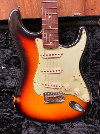 null Guitare électrique solidbody de marque FENDER Custom shop modèle Stratocaster...