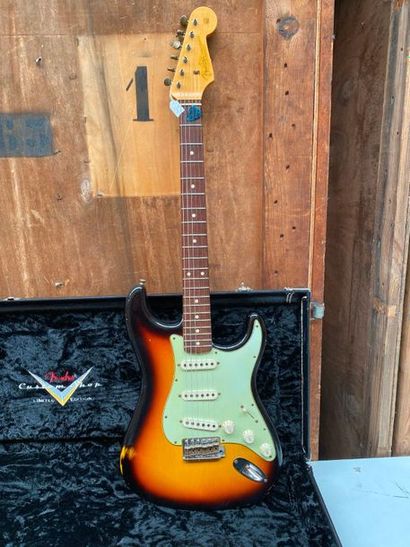  FENDER electric solidbody guitar Custom shop model Stratocaster 61 Relic, Ltd Edition,...