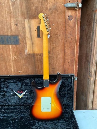  Guitare électrique solidbody de marque FENDER Custom shop modèle Stratocaster 61...