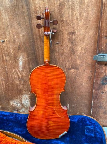 null Violin with a Vincent L'AINE label made in Paris 1977

BEg, mounted in ropes,...