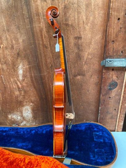 null Violin with a Vincent L'AINE label made in Paris 1977

BEg, mounted in ropes,...