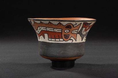 null Flared bowl decorated with an orca

with a creamy background.

Polychrome terracotta

Nazca...