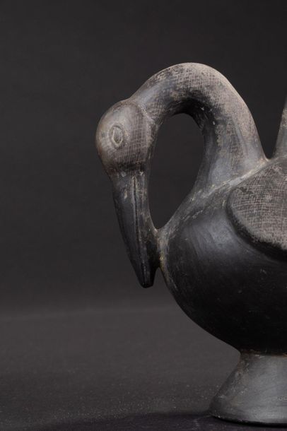 null Vase représentant un pélican

L'oiseau recourbe son cou pour poser le bec sur...