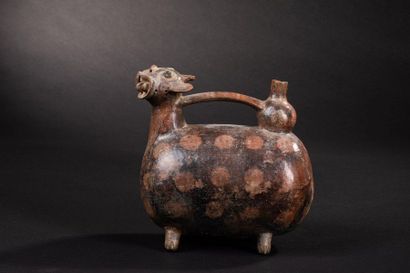 null Vase représentant un jaguar

La panse oblongue compose le corps et s'anime de...