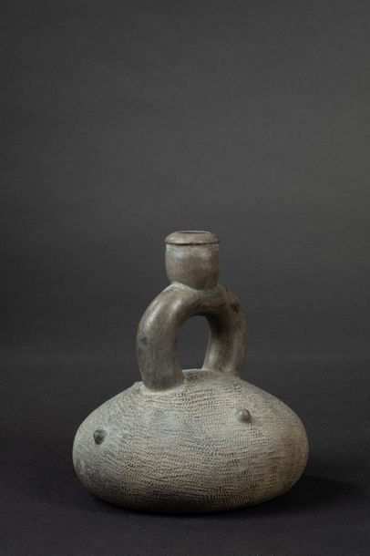 null 

Vase with a stirrup-shaped fruit-shaped neck handle

The belly is entirely...