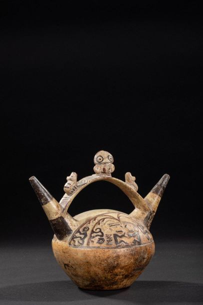null Vase à décor mythologique 

Terre cuite polychrome

Culture Lambayeque, Pérou

1100...