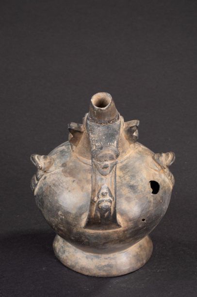 null Vase sur piédouche représentant une scène mythique avec le visage de la divinité...