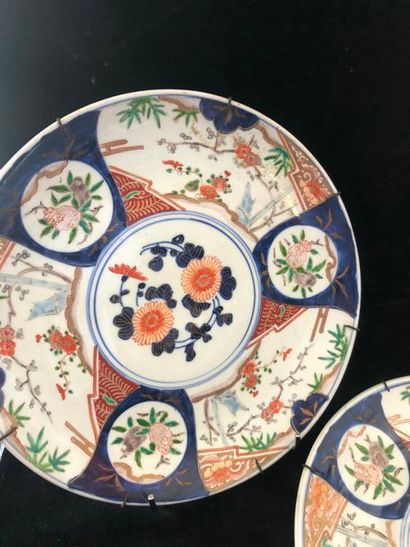 JAPON. Deux plats ronds en porcelaine à décor...
