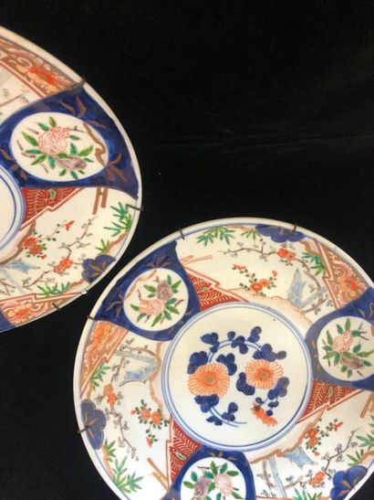 null JAPON. Deux plats ronds en porcelaine à décor polychrome dans la palette IMARI...