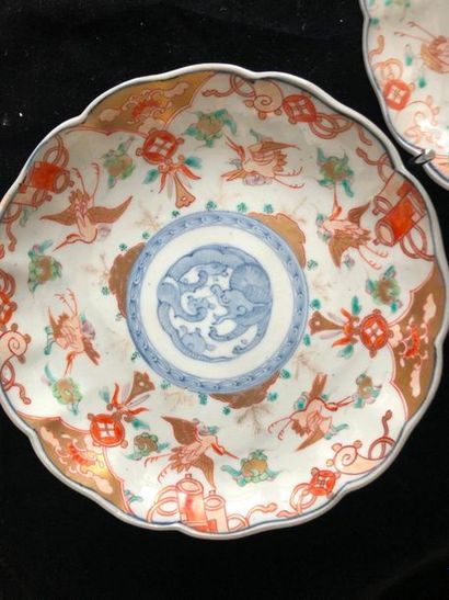 null JAPON. Deux plats ronds en porcelaine à décor polychrome dans la palette IMARI...