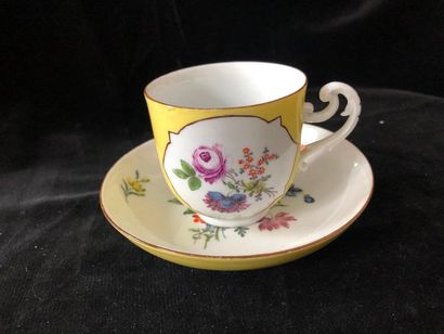 null MEISSEN. Tasse en porcelaine légèrement conique reposant sur un pied droit,...