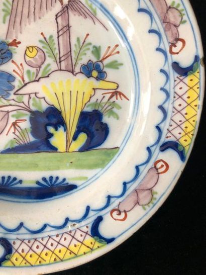 null DELFT.FAIENCE PLAT ovale à décor en camaïeu bleu de lambrequins, au centre bouquet...