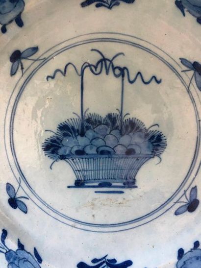 null DELFT.FAIENCE Petit plat, à décor en camaïeu bleu d’un vase contenant des plumes...