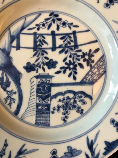 null CHINE DE COMMANDE. Assiette en porcelaine à bord uni, décor en camaïeu bleu...