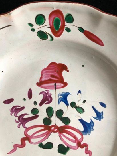 null EST.FAIENCE. Deux assiettes à décor floral polychrome. 19ème siècle et LES ISLETTES...