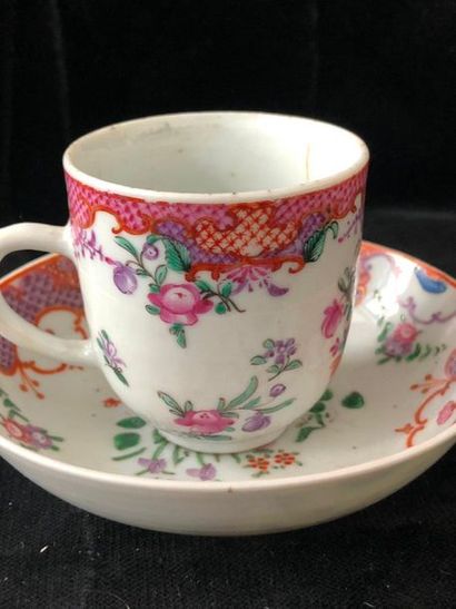 null CHINE DE COMMANDE. Tasse et sous tasse en porcelaine à décor floral dans lapalette...
