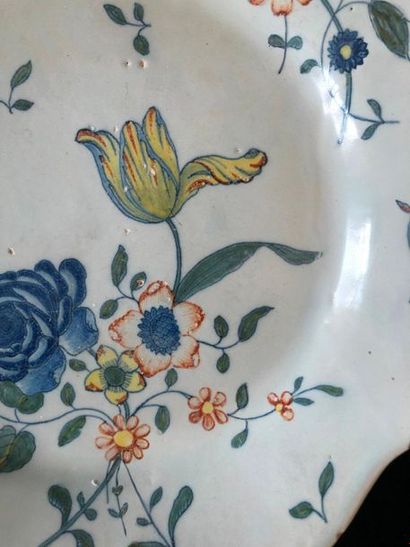 null ROUEN. FAIENCE. Assiette à bord contourné, décor polychrome floral. 18ème siècle....