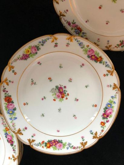 null CHAMPROUX ( Allier) HONORED publisher in PARIS.PORCELAINE. Ten plates with lobed...