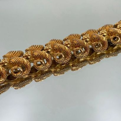 null BRACELET « béliers » en métal doré sculpté et ciselé. 

Long. : 18,5 cm.