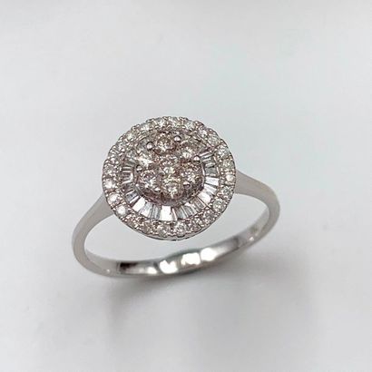 null BAGUE circulaire en or gris (750 millièmes) pavé de diamants de taille baguette...