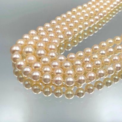 COLLIER composé de quatre rangs de perles...