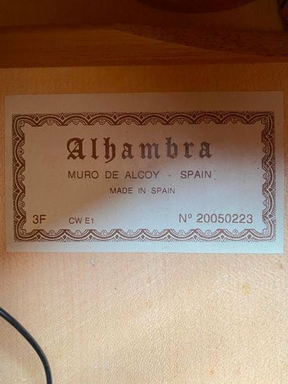 null Guitare corde nylon pan coupé electro-acoustique de marque Alhambra modèle 3F...