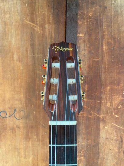 null Guitare cordes nylon electro acoustique pan coupé de marque Takamine modèle...