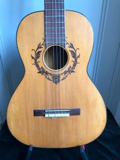null Guitare modèle espagnol faite chez Jérôme Thibouville Lamy vers 1880 dont elle...