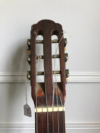 null Guitare modèle espagnol faite chez Jérôme Thibouville Lamy vers 1880 dont elle...