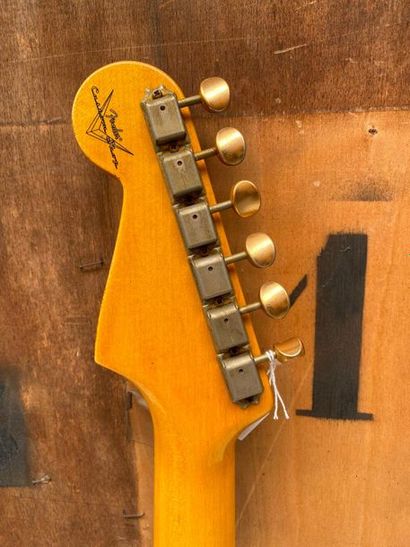 null Guitare électrique solidbody de marque FENDER Custom shop modèle Stratocaster...