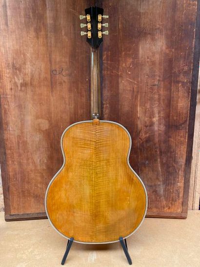 null Jumbo Folk Guitar French made 

Sleeve in the spirit of Favino's work

As is...